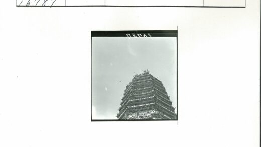 晴空下的多层华丽宝塔.jpg