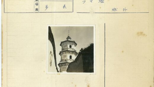 晴空下的多层古塔.jpg