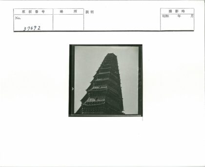 晴空下的多层宝塔.jpg