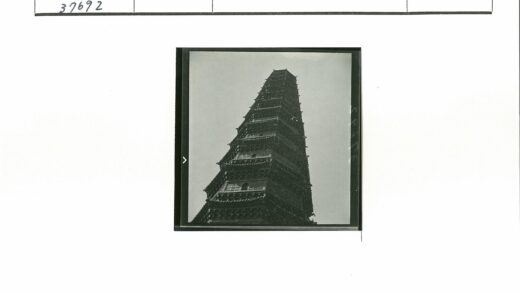 晴空下的多层宝塔.jpg