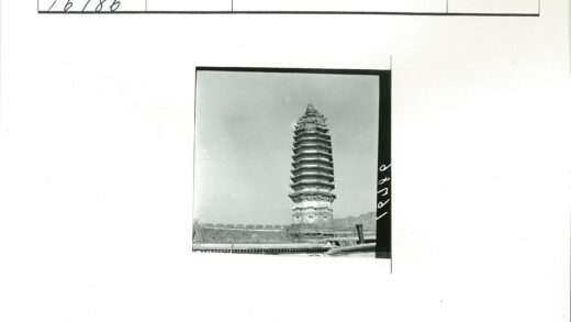 晴空下的多层宝塔与远山.jpg