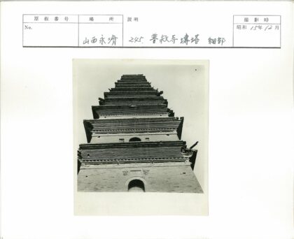 晴空下的多层砖塔.jpg