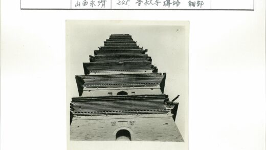 晴空下的多层砖塔.jpg