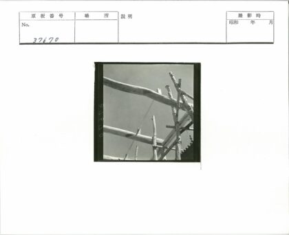 晴空下的木梁脚手架.jpg