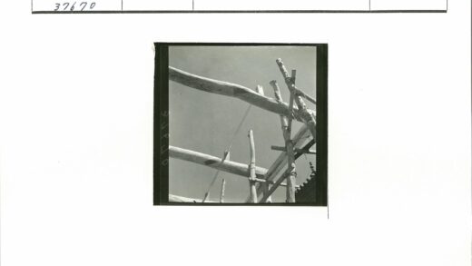 晴空下的木梁脚手架.jpg