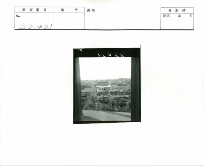 晴空下的瓦顶传统建筑.jpg