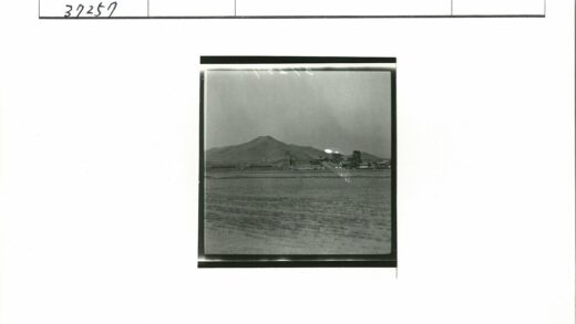 晴空下的田野与远山.jpg