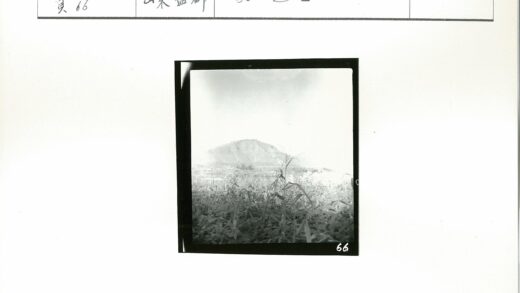 晴空下的田野与远山.jpg