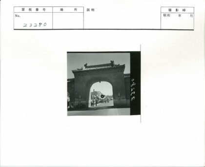 晴空下石门与人行自行车.jpg