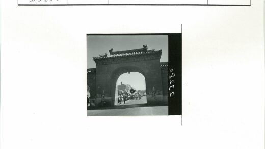 晴空下石门与人行自行车.jpg