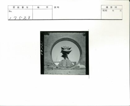 晴空下砖拱门中的宝塔.jpg