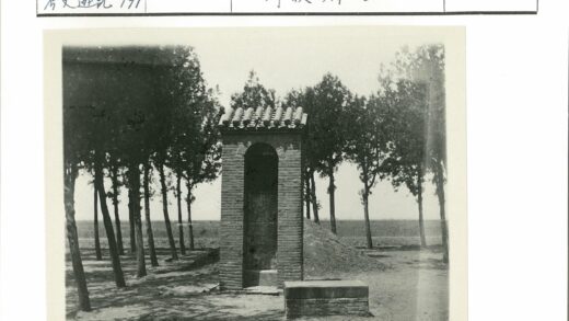 晴空下砖瓦小屋与田野风光.jpg