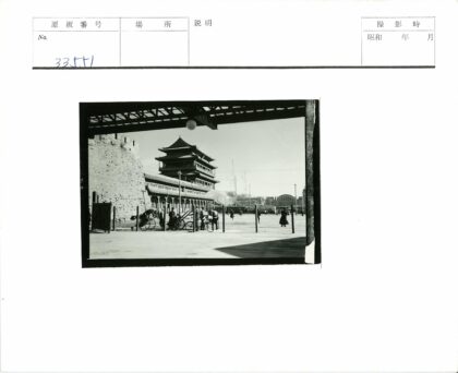 晴空下砖砌建筑与拱形入口街景.jpg