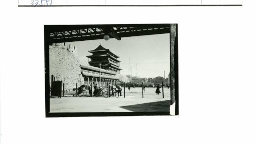 晴空下砖砌建筑与拱形入口街景.jpg