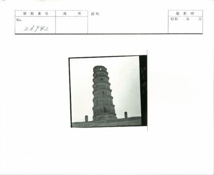 晴空下草地上的多层石塔.jpg