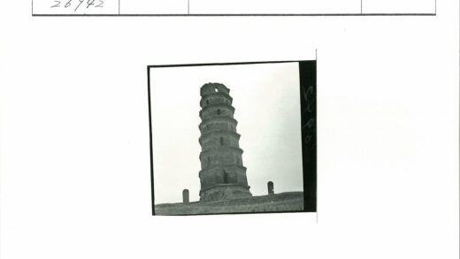晴空下草地上的多层石塔.jpg