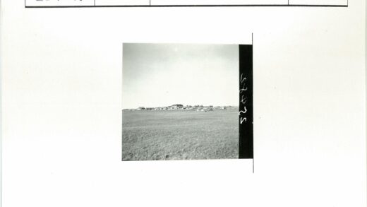 晴空下草地与建筑远景.jpg