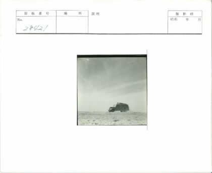 晴空下荒漠行车.jpg