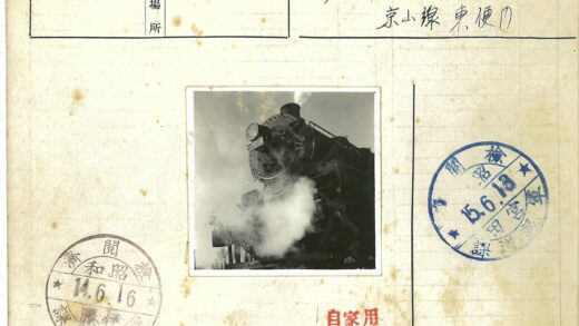 晴空下蒸汽机车喷蒸汽.jpg