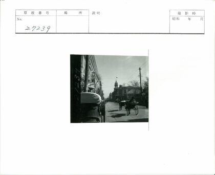 晴空下街景与尖顶建筑.jpg