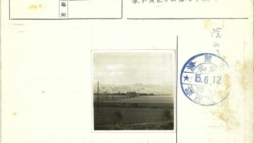 晴空下骑马犁地山景.jpg