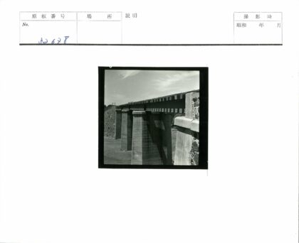 晴空下高桥横跨开阔景观.jpg