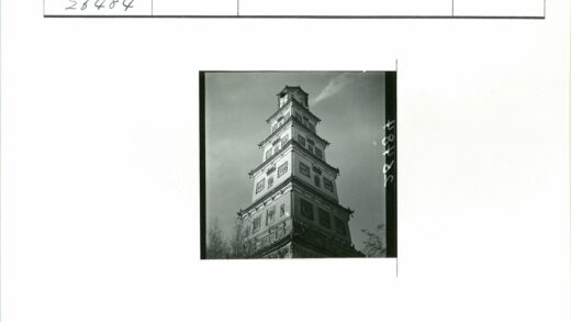晴空云雾高塔与树.jpg