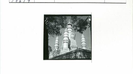 晴空古塔绿树环绕.jpg