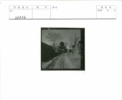 晴空土路通向宏伟建筑.jpg