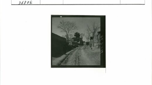 晴空土路通向宏伟建筑.jpg