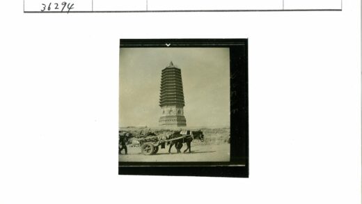 晴空宝塔下泥路马车.jpg