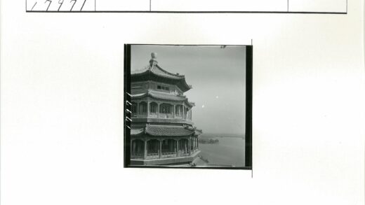 晴空宝塔俯瞰水域远山.jpg