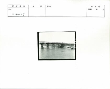 晴空木桥与小船河景.jpg