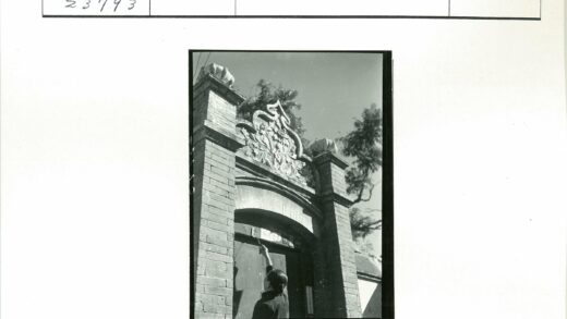 晴空树下砖门彩绘.jpg