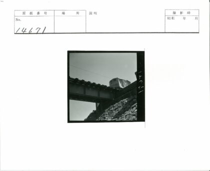 晴空火车过石桥.jpg