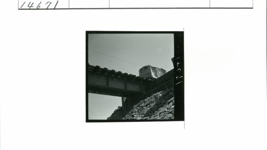 晴空火车过石桥.jpg