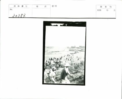 晴空田野人群登山远足.jpg