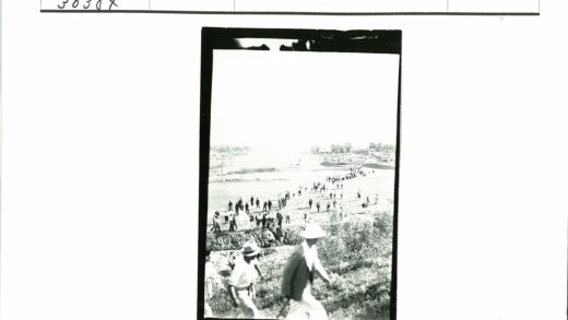 晴空田野人群登山远足.jpg