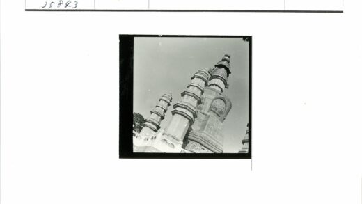 晴空石塔与树景.jpg