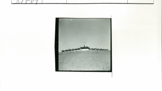 晴空绿丘高塔远眺.jpg