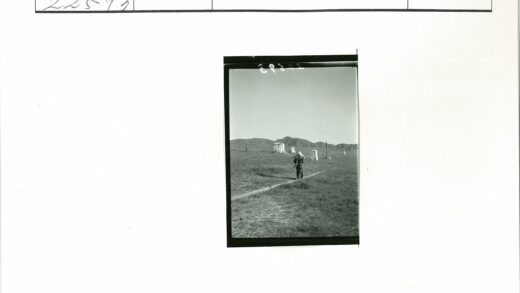 晴空草地小路山丘风光.jpg