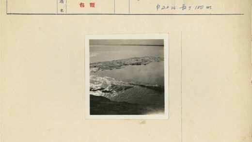晴空薄冰浮水面远岸.jpg