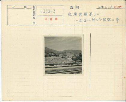 晴空铁轨与丘陵风光.jpg