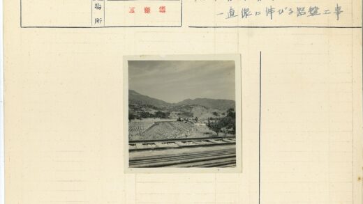 晴空铁轨与丘陵风光.jpg