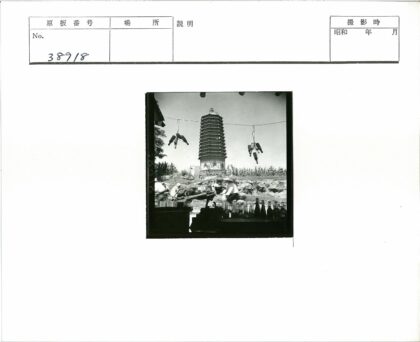 晴空高塔与街景人物.jpg