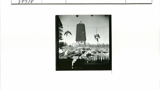 晴空高塔与街景人物.jpg
