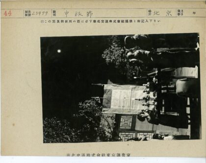 月光下的传统建筑聚会.jpg