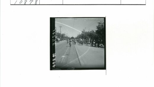 有轨电车与士兵行进的街景.jpg