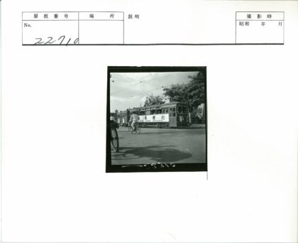 有轨电车与骑行者街景.jpg
