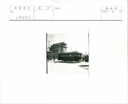 有轨电车驶过华丽建筑街景.jpg